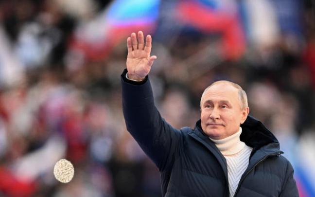 Putin saluda a sus simpatizantes durante el macroconcierto.