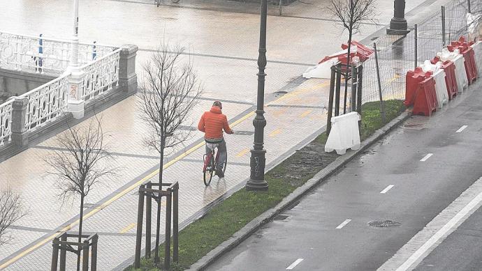 Un ciclista llega a la zona de vallas donde comenzará el espacio para usuarios de bicicleta y peatones compartido hasta verano.