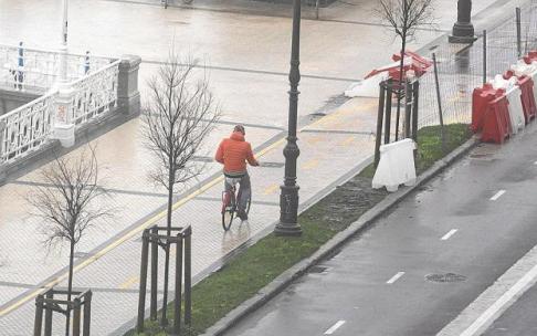 Un ciclista llega a la zona de vallas donde comenzará el espacio para usuarios de bicicleta y peatones compartido hasta verano.