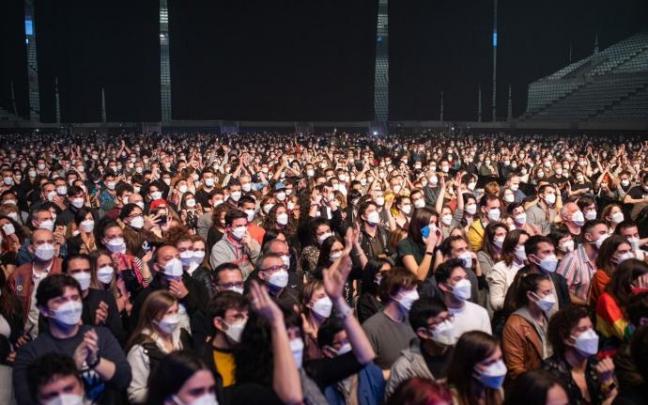 Unas 5.000 personas asistieron al concierto de Love of Lesbian en Barcelona como prueba piloto experimental. Unas 5.000 personas asistieron al concierto de Love of Lesbian en Barcelona como prueba piloto experimental.
