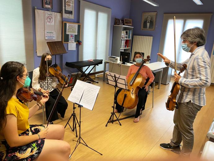 Pablo Suárez, profesor de violín y música de cámara, enseña a estudiantes en el local de ensayo de la coral Kolitza en la kultur etxea.