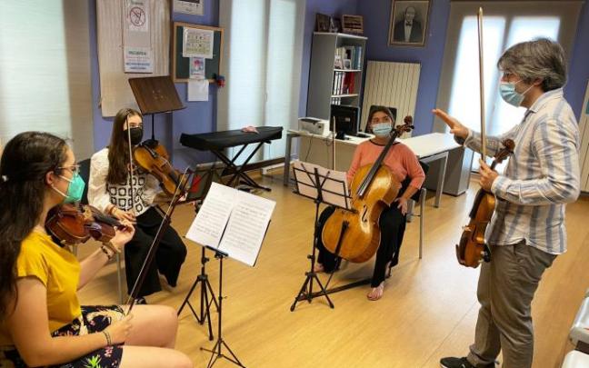 Pablo Suárez, profesor de violín y música de cámara, enseña a estudiantes en el local de ensayo de la coral Kolitza en la kultur etxea.