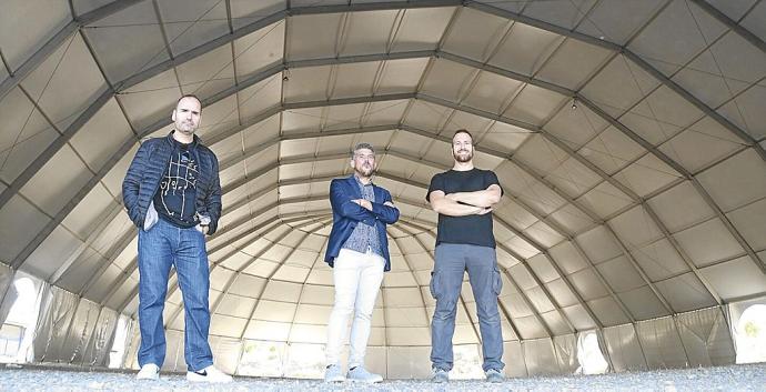 Dani Reoyo, dj tudelano que actuará el viernes por la noche, Iñaki Arriazu y Jairo Crespo (peña Andatu) de la Federación de Peñas posan en la carpa.