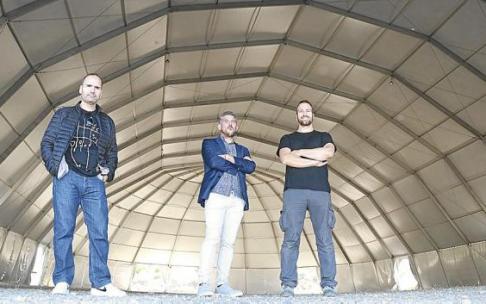 Dani Reoyo, dj tudelano que actuará el viernes por la noche, Iñaki Arriazu y Jairo Crespo (peña Andatu) de la Federación de Peñas posan en la carpa.