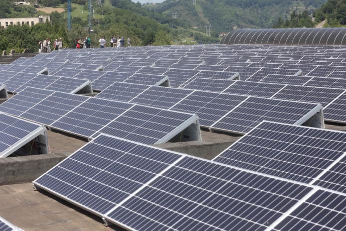 Son 1.284 placas fotovoltaicas colocadas sobre un gran depósito de la planta de Venta Alta