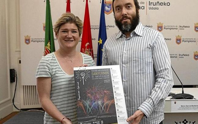 La concejala de Cultura, María García Barberena, y el director del concurso, Mikel Pagola.