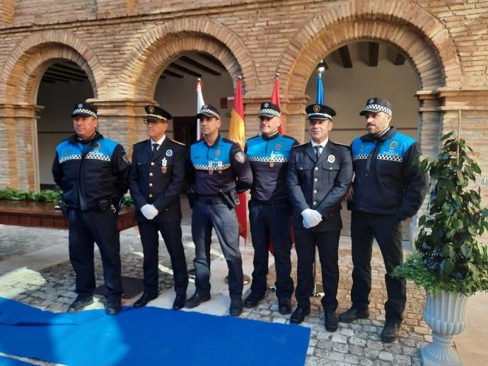 Los condecorados, en el centro, junto con los responsables de la Policía Municipal de Tudela.