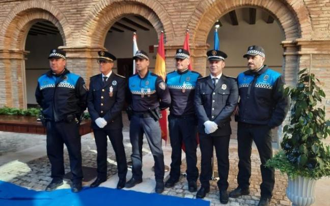 Los condecorados, en el centro, junto con los responsables de la Policía Municipal de Tudela. Los condecorados, en el centro, junto con los responsables de la Policía Municipal de Tudela.