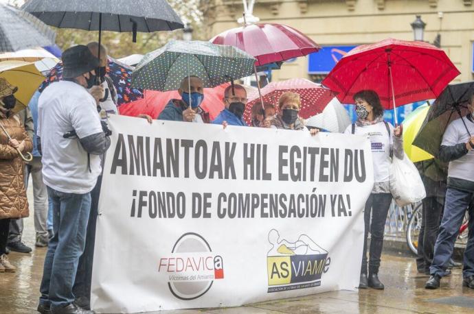 Concentración de Asviamie en Donostia para reivindicar un Fondo de Amianto.