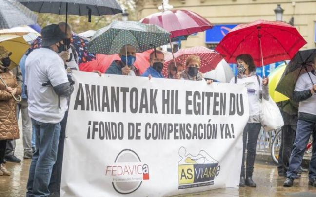 Concentración de Asviamie en Donostia para reivindicar un Fondo de Amianto.
