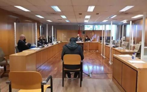 El condenado, durante el juicio.