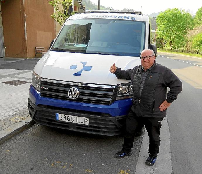 Luis Mari Pérez, junto a una ambulancia.