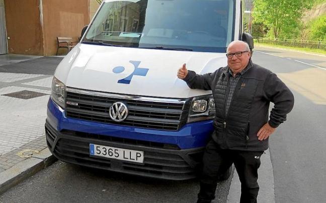 Luis Mari Pérez, junto a una ambulancia. Luis Mari Pérez, junto a una ambulancia.