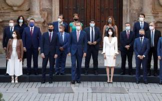 El rey Felipe VI y el presidente del Gobierno, Pedro Sánchez, durante la Conferencia de Presidentes que se celebró en San Millán de la Cogolla el 31 de julio de 2020.
