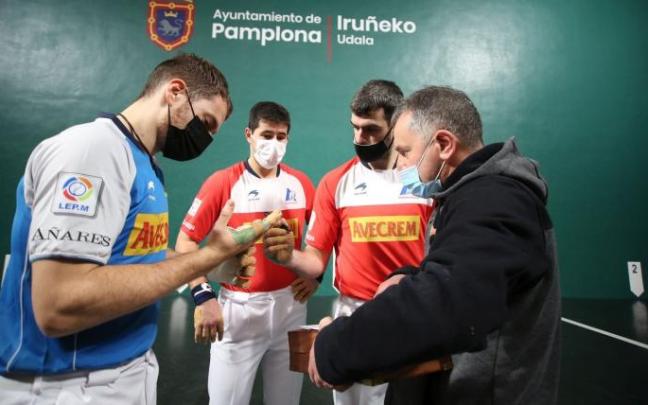 Laso y Ezkurdia marcan las pelotas seleccionadas ayer en el Labrit. Laso y Ezkurdia marcan las pelotas seleccionadas ayer en el Labrit.