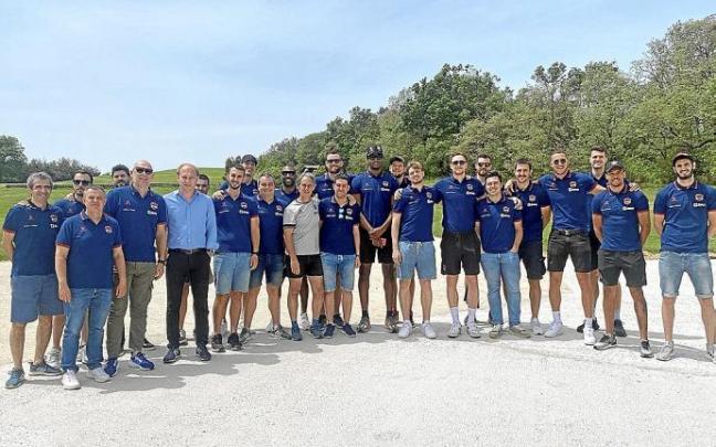La plantilla azulgrana acudió ayer a Izki para jugar al golf y hacer dinámica de equipo. Foto: Baskonia