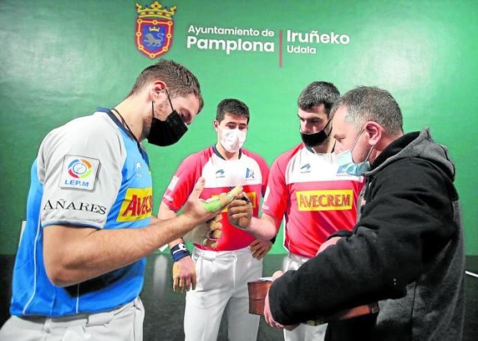 Laso y Ezkurdia marcan las pelotas seleccionadas ayer en el Labrit.