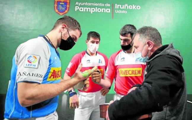 Laso y Ezkurdia marcan las pelotas seleccionadas ayer en el Labrit. Laso y Ezkurdia marcan las pelotas seleccionadas ayer en el Labrit.