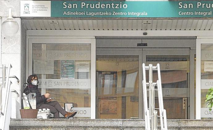 Una persona descansa en el exterior de la residencia San Prudencio.. Foto: Alex Larretxi