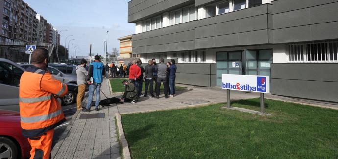 Imagen de la entrada de las oficinas de Bilboestiba, en Santurtzi, junto a las instalaciones portuarias.