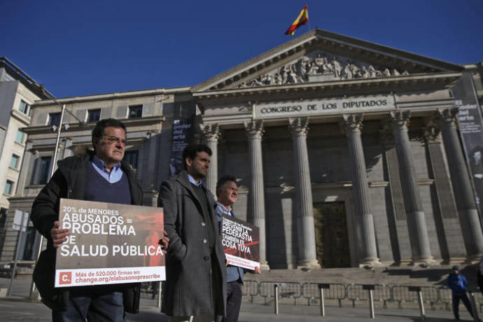 Víctimas de abusos sexuales se concentran en el Congreso de los Diputados, en una imagen de archivo.