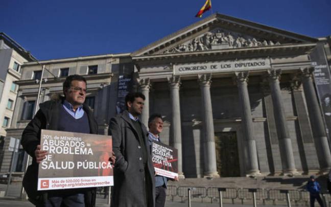 Víctimas de abusos sexuales se concentran en el Congreso de los Diputados, en una imagen de archivo.