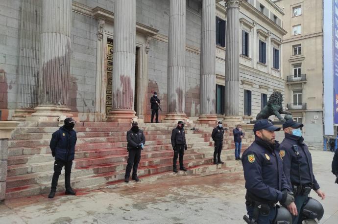 Los participantes en la protesta han lanzado pintura roja contra la entrada del Congreso.