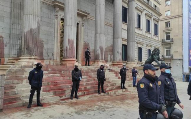 Los participantes en la protesta han lanzado pintura roja contra la entrada del Congreso.