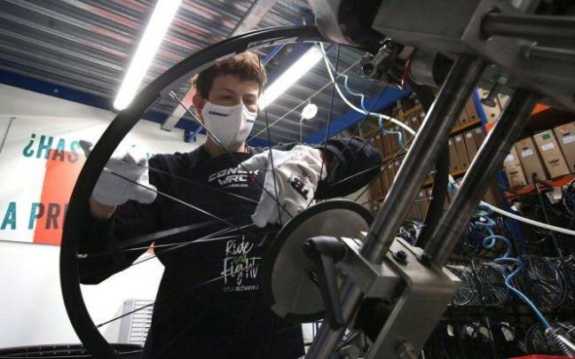 Una trabajadora en el área de montaje de Conor, Una trabajadora en el área de montaje de Conor,