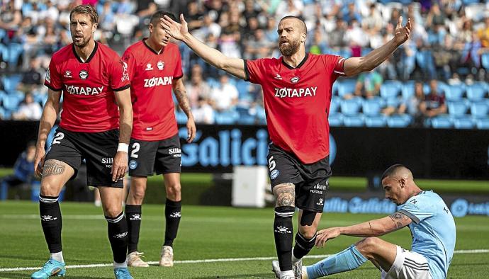 Lejeune, Tenaglia y Laguardia, durante el último enfrentamiento entre el Celta y el Deportivo Alavés disputado en Balaídos. Foto: Área 11