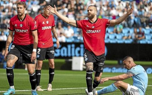 Lejeune, Tenaglia y Laguardia, durante el último enfrentamiento entre el Celta y el Deportivo Alavés disputado en Balaídos. Foto: Área 11
