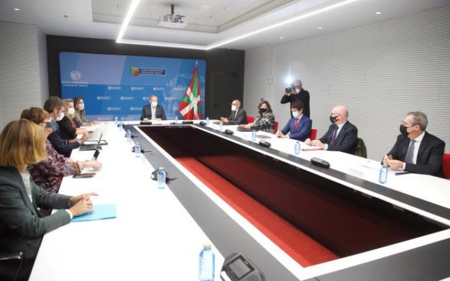 El consejero de Hacienda, Pedro Azpiazu, preside la reunión del Consejo Vasco de Finanzas Públicas. El consejero de Hacienda, Pedro Azpiazu, preside la reunión del Consejo Vasco de Finanzas Públicas.
