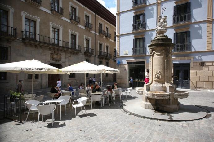 Clientes en las terrazas de la plaza del Consejo el día en que se hubiese celebrado la procesión de San Fermín en 2021.