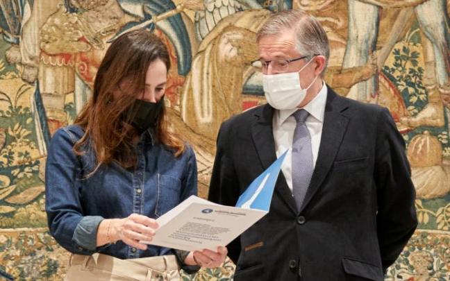 Bakartxo Tejeria, con el informe que le entregó José Luis de la Cuesta ayer en el Parlamento Vasco.