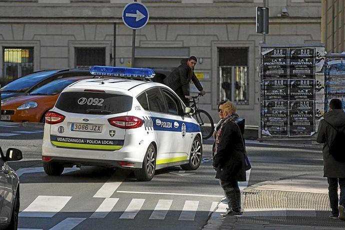 Un vehículo de la Policía Local patrulla por el Casco Medieval. Foto: Efe