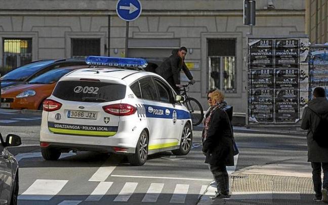 Un vehículo de la Policía Local patrulla por el Casco Medieval. Foto: Efe Un vehículo de la Policía Local patrulla por el Casco Medieval. Foto: Efe