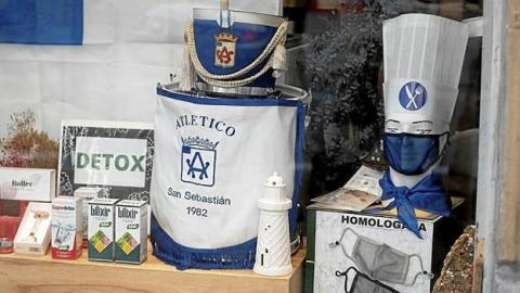 Un escaparate decorado por San Sebastián. Foto: Ruben Plaza