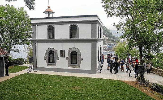 Exterior de la casa del faro, tras la obra para la instalación de 'Hondalea'.