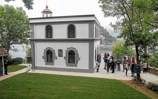 Exterior de la casa del faro, tras la obra para la instalación de 'Hondalea'.