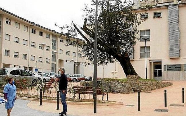 El alcalde, Iñaki Arregi, conversa con una vecina en el barrio. Foto: N.G.
