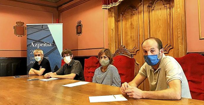 Representantes de Ikertalde y del Ayuntamiento durante la presentación del nuevo análisis sobre la vivienda.