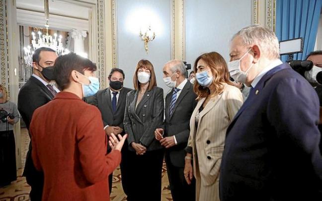 La ministra de Política Territorial, Isabel Rodríguez, de espaldas, dialoga con la consejera de Autogobierno, Olatz Garamendi. Foto: Irekia La ministra de Política Territorial, Isabel Rodríguez, de espaldas, dialoga con la consejera de Autogobierno, Olatz Garamendi. Foto: Irekia