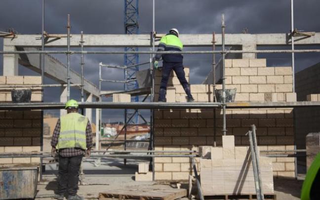 Operarios de construcción ajenos a esta información