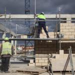 Imagen de archivo de empleados en una obras de construcción de viviendas 