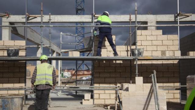 Imagen de archivo de empleados en una obras de construcción de viviendas 