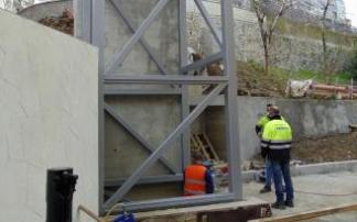 La colocación del ascensor comenzó ayer jueves. La colocación del ascensor comenzó ayer jueves.