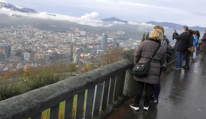 Dos mujeres observan desde el mirador actual.