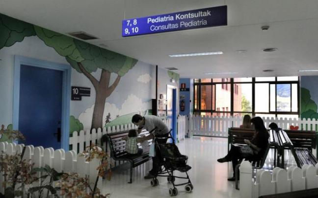 Unas personas en la sala de espera de una consulta de Pediatría. Unas personas en la sala de espera de una consulta de Pediatría.