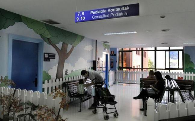Unas personas en la sala de espera de una consulta de Pediatría. Unas personas en la sala de espera de una consulta de Pediatría.