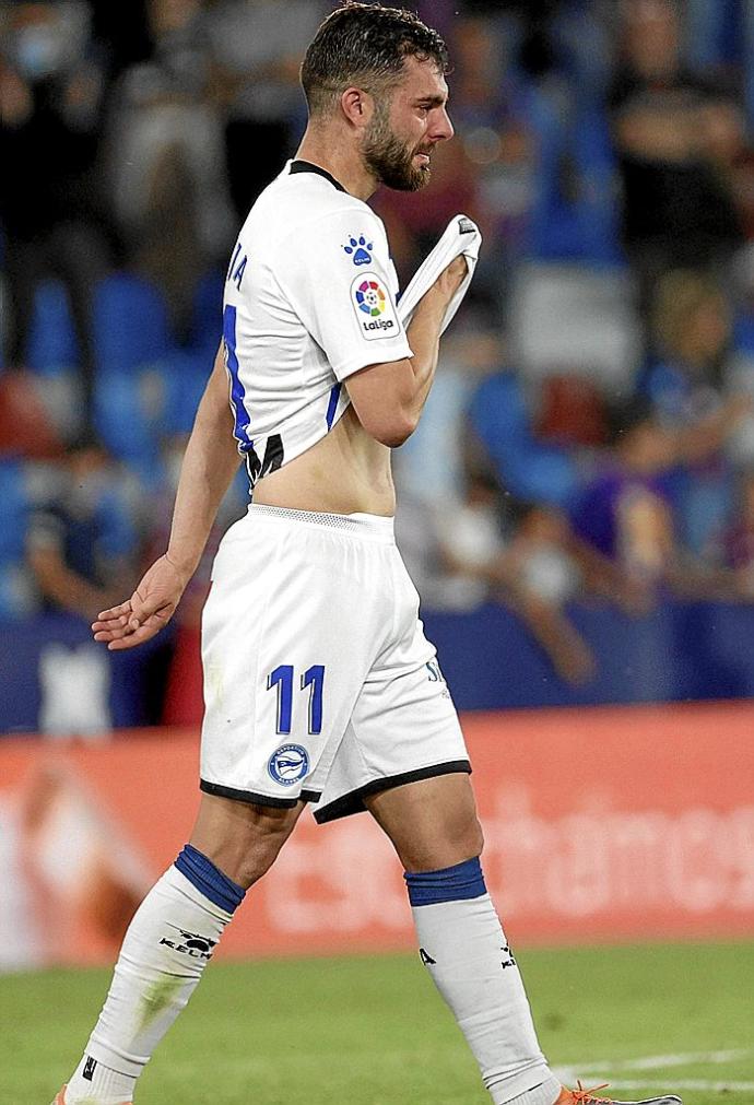 Luis Rioja, desolado sobre el césped del Ciutat de Valencia tras la derrota ante el Levante. Foto: Área 11